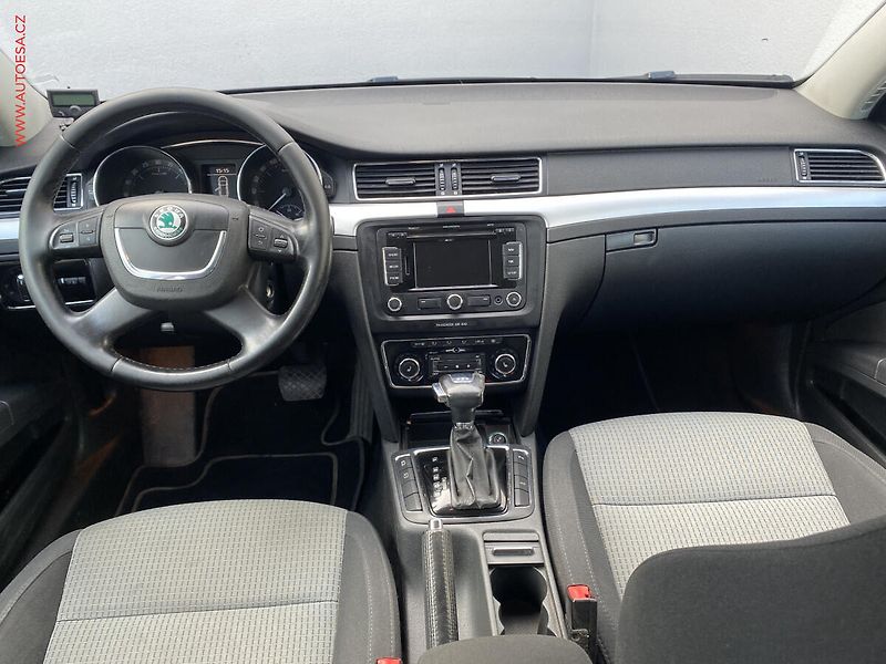 Škoda Superb (2010) 2.0 TDI, DSG, xenon, AC - fotka 8 z 16