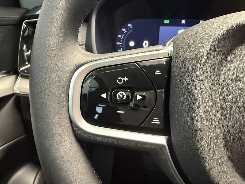 Volvo XC90 (2026) B5 2.0L 250+14 HP AT8 AWD CORE - fotka 10 z 28