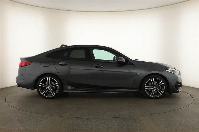 BMW Řada 2 (2021) Sport Line 218d - fotka 6 z 20