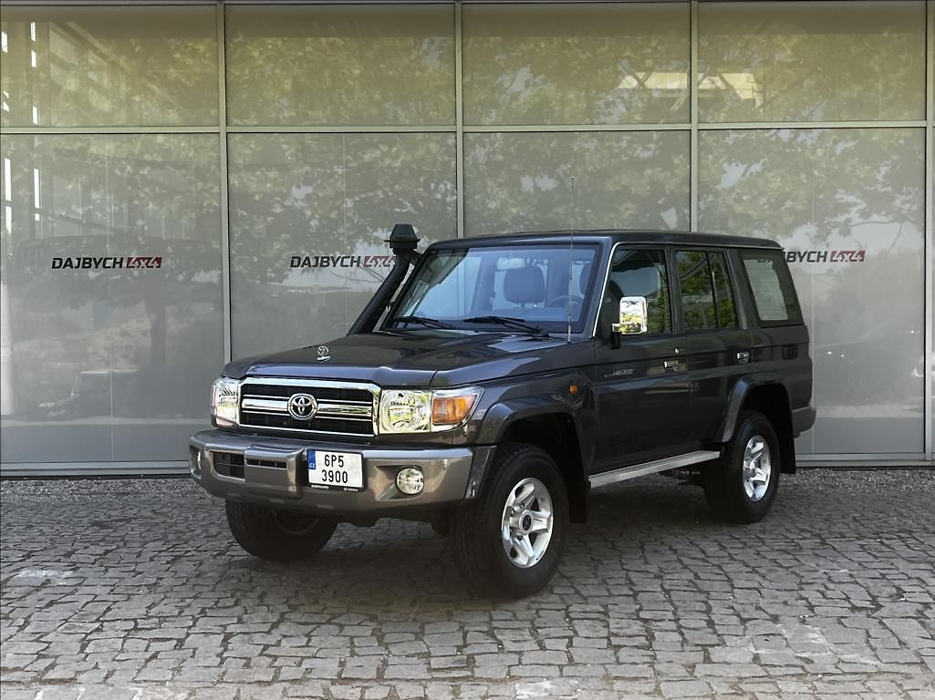 Toyota Land Cruiser GRJ76 4,0 V6 5MT