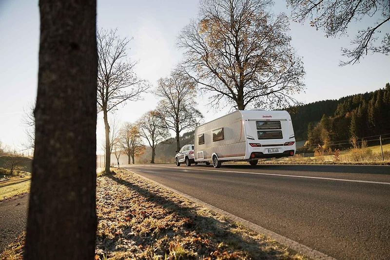 Barevná krajina a prázdné kempy lákají k posledním výletům sezony, počasí však dokáže řidiče pěkně potrápit.