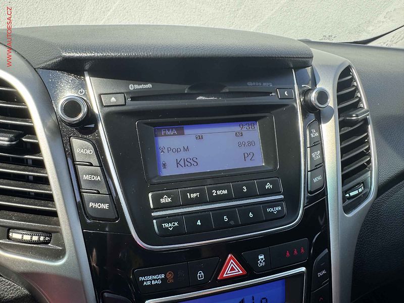 Hyundai i30 (2015) 1.6GDi, 2.maj,ČR, AC, tempo - fotka 11 z 14