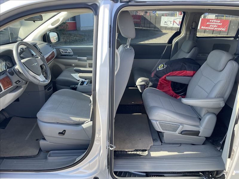 Chrysler Town & Country 3,8 i V6 RT LPG Automat 7míst - fotka 7 z 34