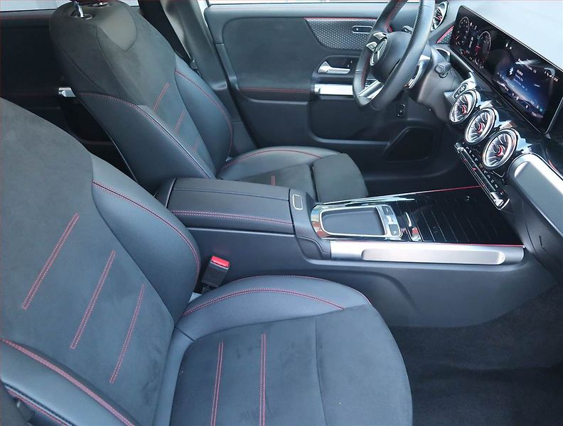 Mercedes-Benz GLB (2024) 200 d 4MATIC - fotka 9 z 14