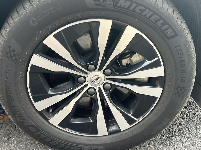 Volvo XC60 (2025) T6 RECHARGE PHEV 4WD ČR 1.maj  - fotka 44 z 46