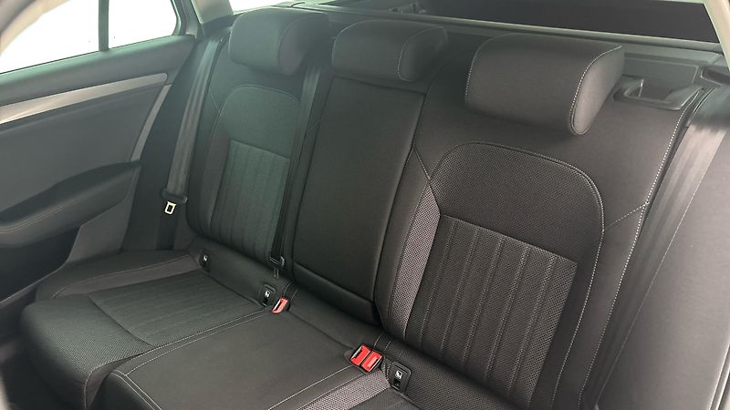 Škoda Superb 2.0 TDI DSG 4x4 Style Combi - fotka 16 z 32