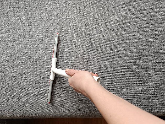 Stěrka na sklo odstraní zvířecí chlupy z nábytku velmi snadno. Lépe funguje, když je lehce namočená., zdroj: Deník/Kateřina Němcová