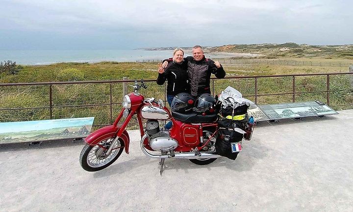 Šárka Jehličková a Petr Piskač vyrazili z Příbrami až k Atlantiku na staré JAWĚ.