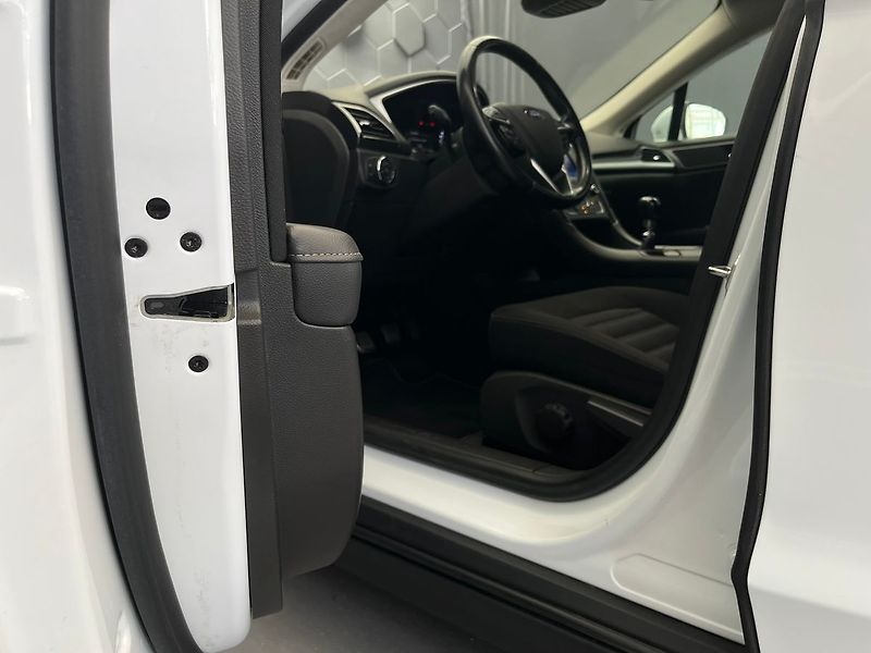 Ford Mondeo 110 kW, MANUÁL, TAŽNÉ - fotka 45 z 69