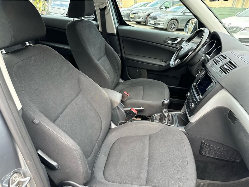 Škoda Yeti 2,0 TDI AMBITION FRESH 4x4 - fotka 17 z 18