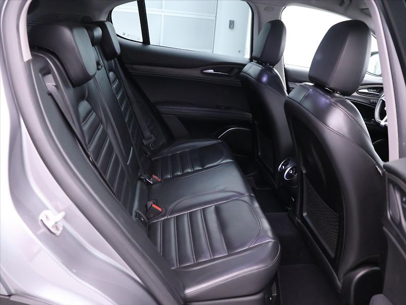 Alfa Romeo Stelvio 2,0 TBi 148kW Aut. Q4 Super - fotka 13 z 32