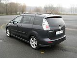Přitažlivost jednoho z nejhezčích MPV ještě zvyšuje metalický lak a sada spoilerů.
