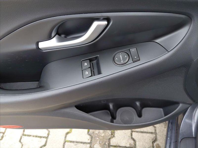 Hyundai i30 1,5   1.5 Start Plus - fotka 19 z 22