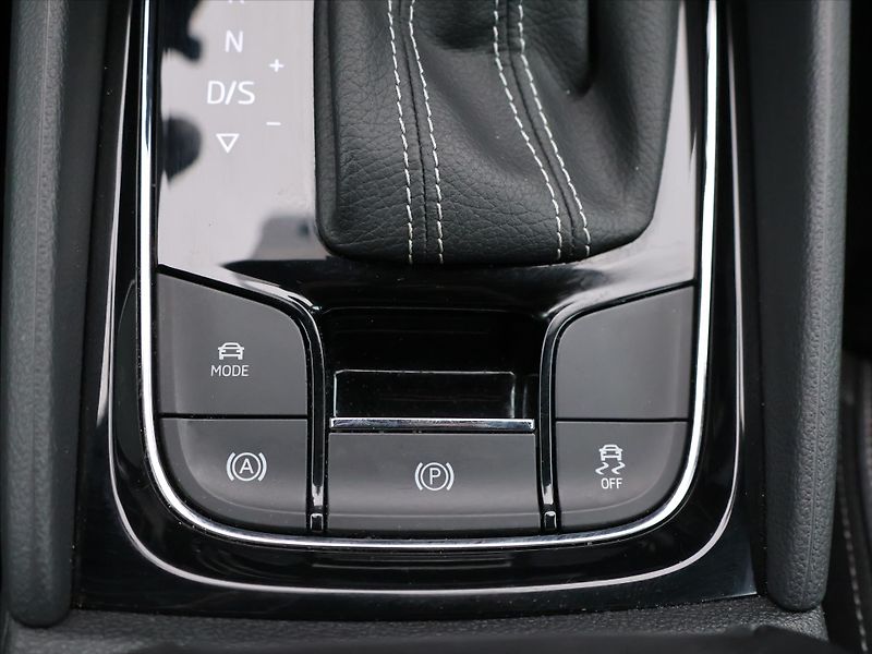 Škoda Karoq 1,5 TSI 110kW DSG Sportline - fotka 30 z 37