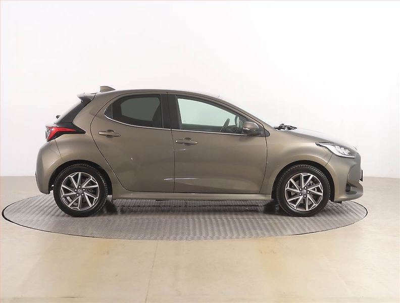 Toyota Yaris (2021) 1.5 VVT-i Hybrid, Automat - fotka 6 z 19