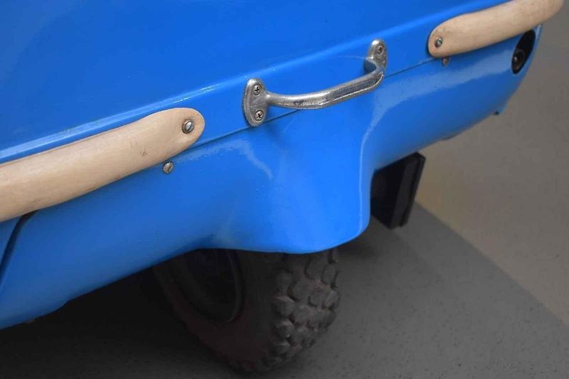 Porovnání parkujících vozů Audi Quattro a Peel P50