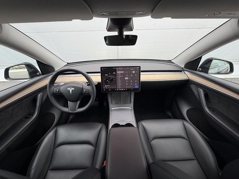 Tesla Model Y SR RWD LFP 220kW 1.Maj DPH - fotka 20 z 26