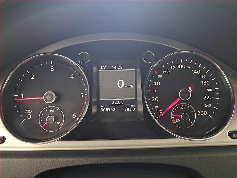 Volkswagen Passat (2013) 2.0 TDI, Navi, Xenony - fotka 11 z 17