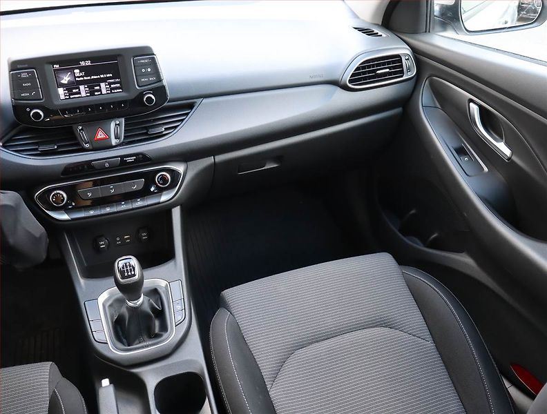 Hyundai i30 (2017) 1.0 T-GDI, Tempomat - fotka 8 z 21