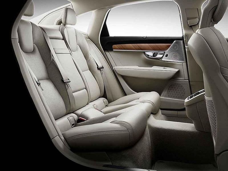 Volvo S90.