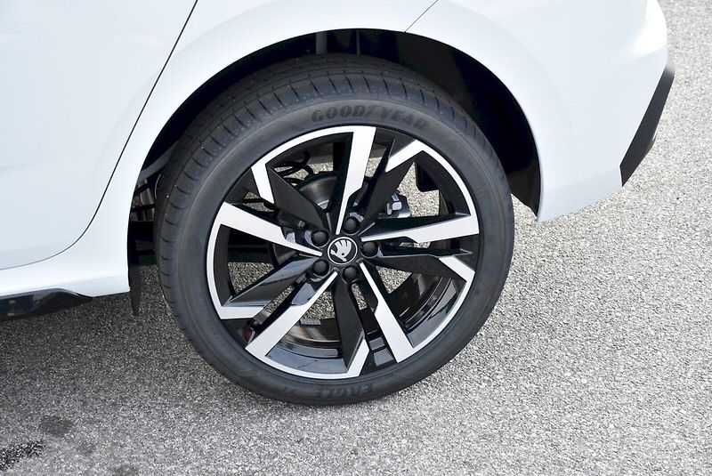 Škoda Kamiq (2025) Monte Carlo 1,0 TSI 85 kW 7° a - fotka 8 z 36