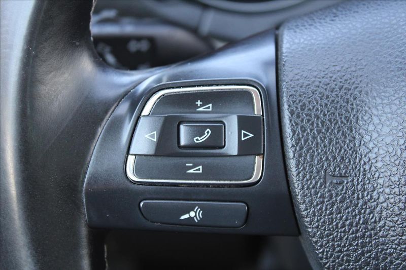Volkswagen Golf 2,0 TDI  TAŽNÉ,SERVIS,MATCH - fotka 15 z 38