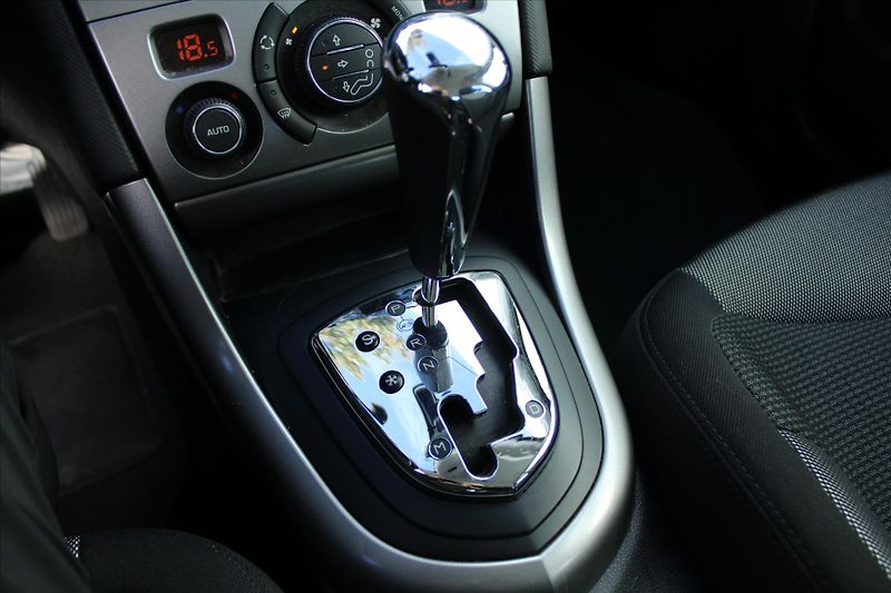 Peugeot 308 1.6VTi 88kW AUTOMAT 94000KM ČR - fotka 17 z 19