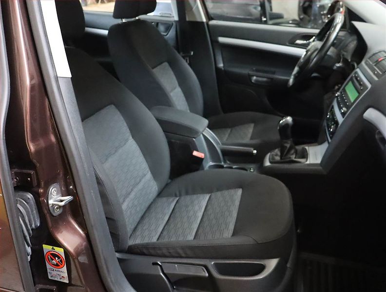 Škoda Octavia (2011) Ambiente 1.6 TDI, nová STK - fotka 9 z 18