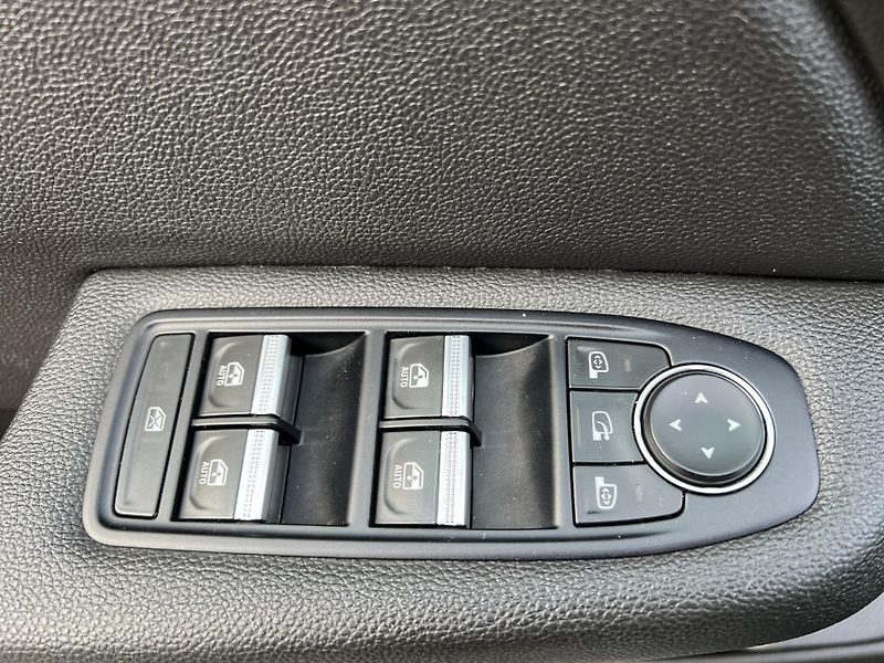 Renault Clio 1.6i E-TECH HYBRID AUTOMAT - fotka 10 z 33