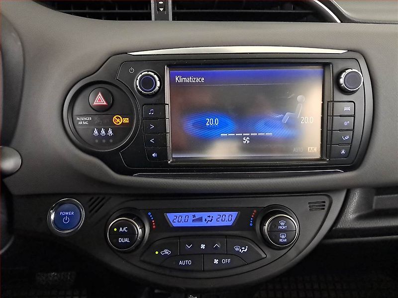Toyota Yaris (2015) 1.5 Hybrid, Automat, Tempomat - fotka 12 z 19