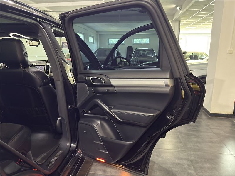 Porsche Cayenne 3,0   D VZDUCH PANO BOSE 360 - fotka 29 z 44