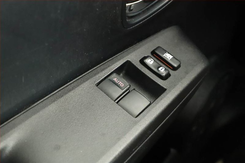 Toyota Yaris (2012) 1.33 Dual VVT-i, Automat - fotka 11 z 13