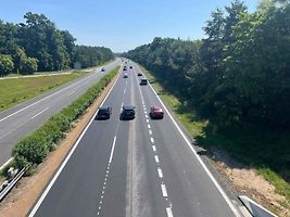 Za jízdu po dálnici řidiči platí.