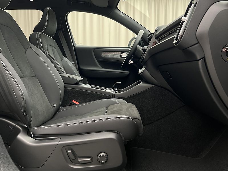 Volvo EX40 (2026) TWIN BLACK ULTRA  - fotka 25 z 45