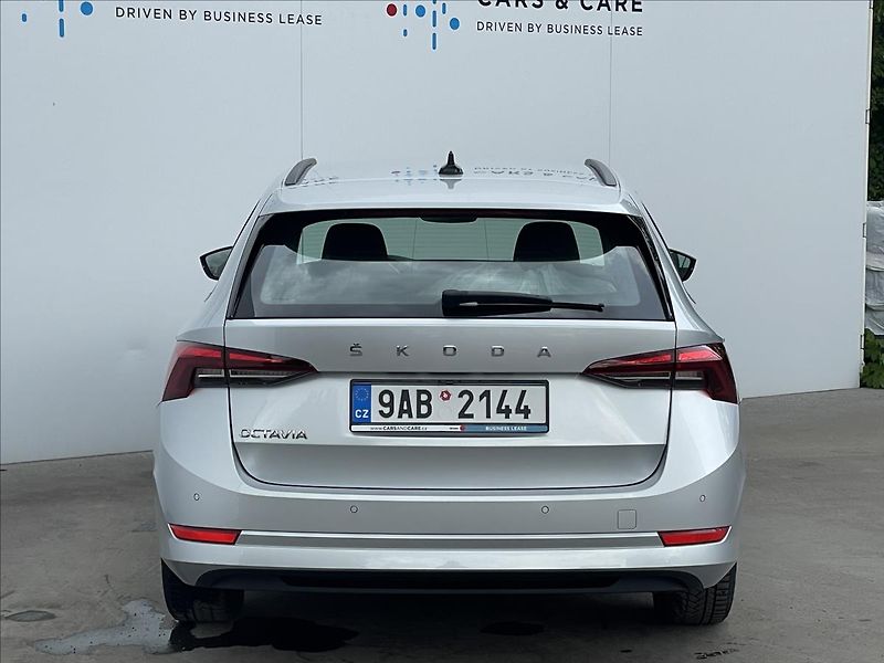 Škoda Octavia 2,0 TDI Combi Ambition Plus - fotka 22 z 22