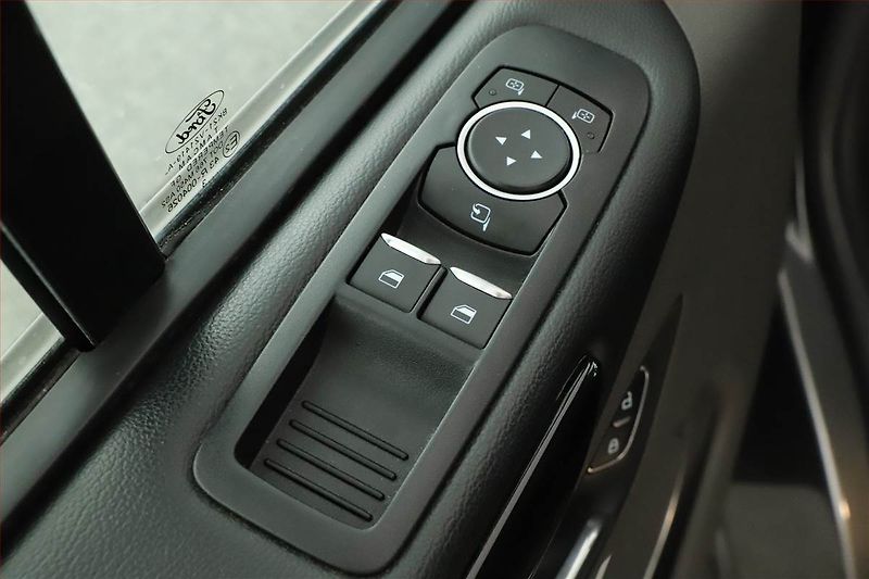 Ford Tourneo Custom (2023) Titanium 2.0 EcoBlue, ČR - fotka 12 z 16