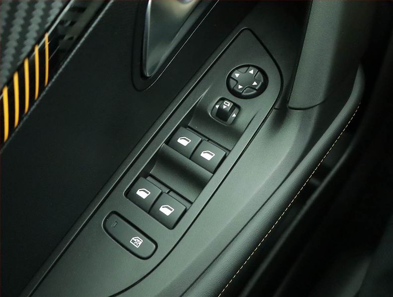 Peugeot 2008 (2022) 50 kWh, SoH 92% - fotka 15 z 19