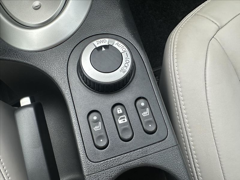 Nissan Qashqai 2,0 4x4 AUTOMAT TEKNA - fotka 18 z 37