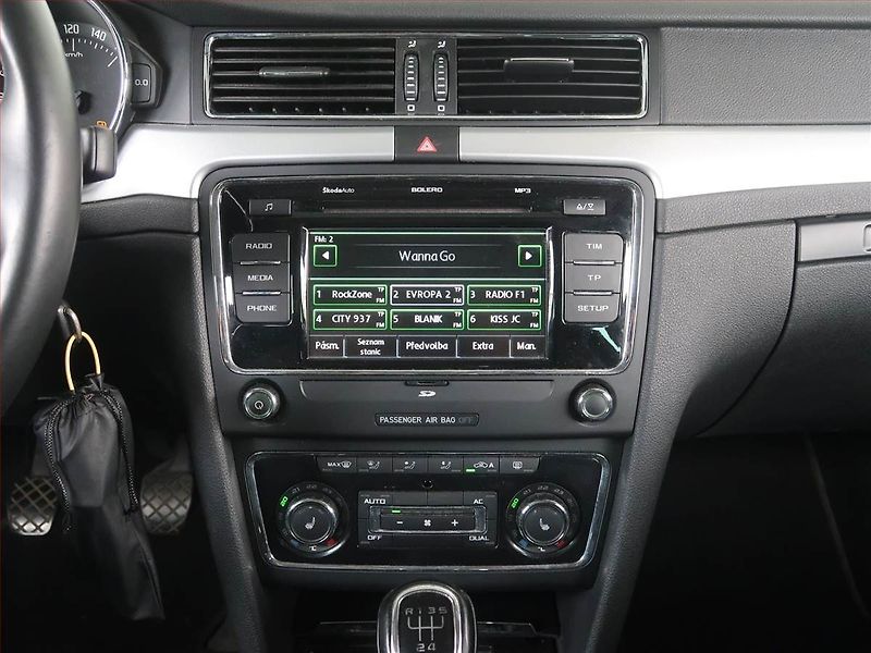 Škoda Superb (2012) 1.6 TDI, Xenony, Tempomat - fotka 12 z 15
