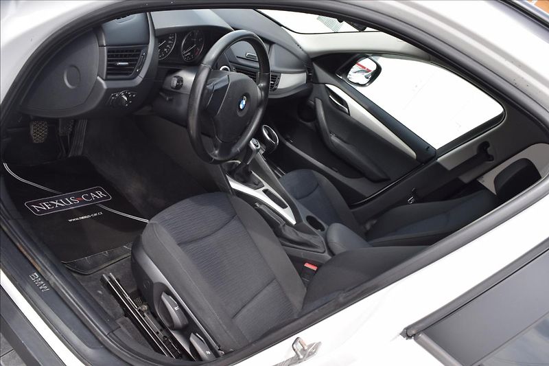 BMW X1 2,0 d 105KW 4X4 TAŽNÉ ALU - fotka 15 z 46