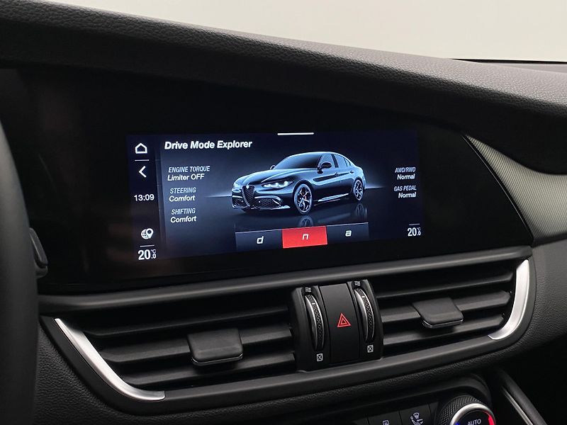 Alfa Romeo Giulia 2.0T VELOCE Q4 AUT  - fotka 50 z 56