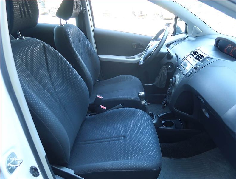 Toyota Yaris (2010) 1.0 VVT-i, Serv.kniha - fotka 9 z 15