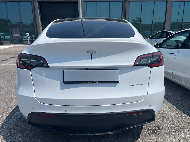 Tesla Model Y (2022) Long Range AWD | AMD Ryzen - fotka 5 z 8