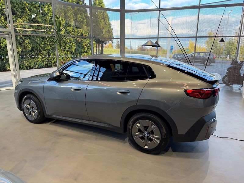 BMW iX2 xDrive 30 - fotka 4 z 17
