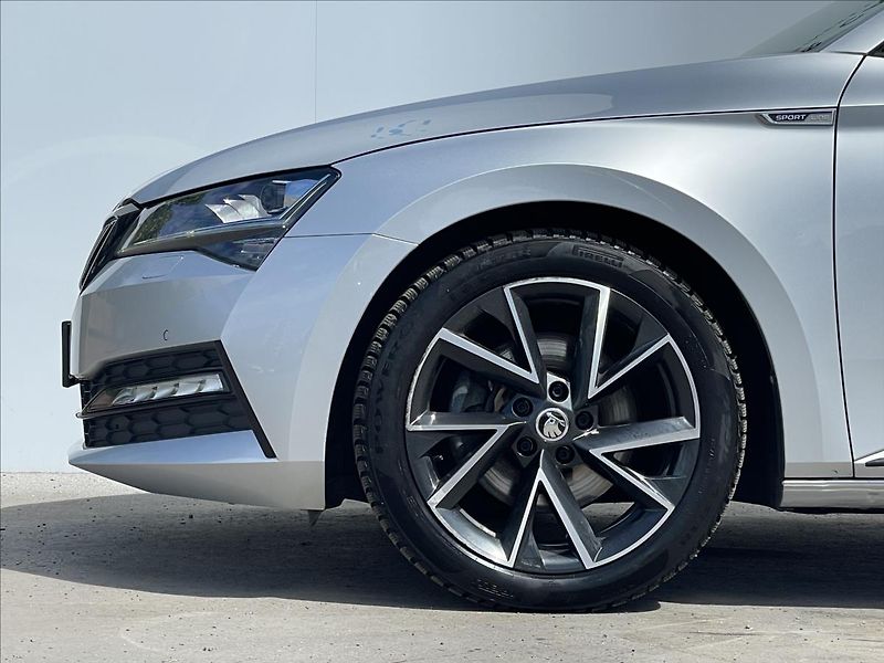 Škoda Superb 2,0 TDI DSG Sportline ACC+LED - fotka 20 z 24
