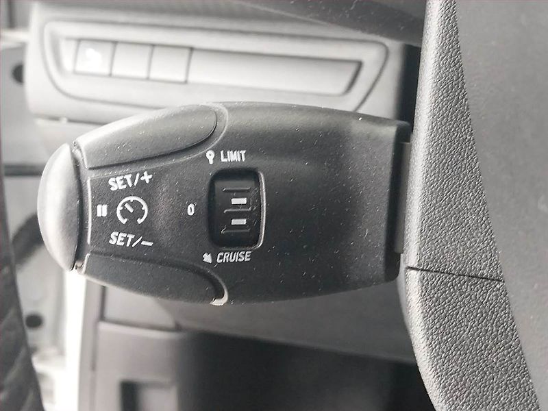 Peugeot 2008 (2017) Active 1.2 PureTech, Tempomat - fotka 16 z 17