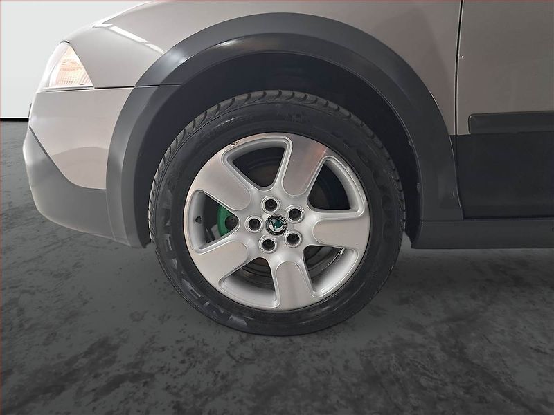 Škoda Octavia (2007) Scout 2.0, 4X4, Navi, Xenony - fotka 14 z 20