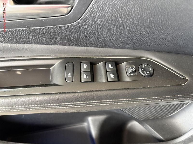 Peugeot 3008 (2017) 1.6 THP, Allure, AT, navi - fotka 12 z 17