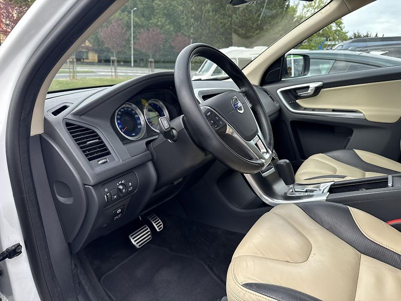 Volvo XC60 2,4 D3 R-DESIGN AWD AT - fotka 16 z 24