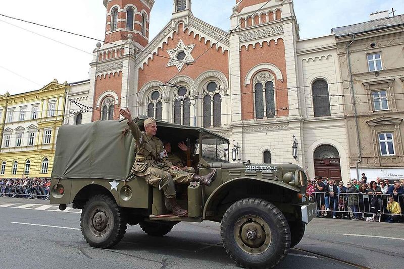 Plzní projel Konvoj svobody. Stovky kusů historické vojenské techniky v neděli projely z Bor do centra města. Ulice lemovaly tisíce diváků.